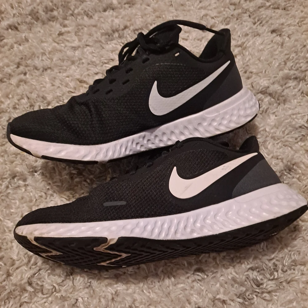 Nike Black and White Jogging Sneakers - Picture 4 of 9
